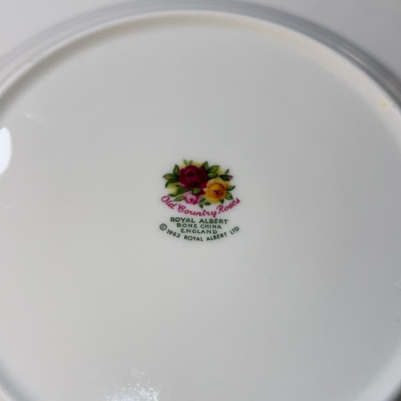 SALAD / DESERT PLATE OLD COUNTRY ROSES ROYAL ALBERT BONE CHINA ENGLAND 1962 VTG - Picture 7 of 12